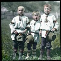 From the collection of photographs created by Rudolf Hůlka - Yasinya, three friends in Hutsul folk costumes (1921)